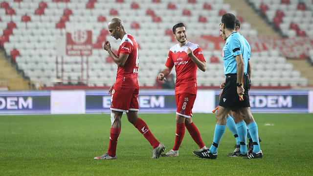 Alper Ulusoy, Antalyaspor-Beşiktaş maçında verdiği kararlarla tepki çekti.