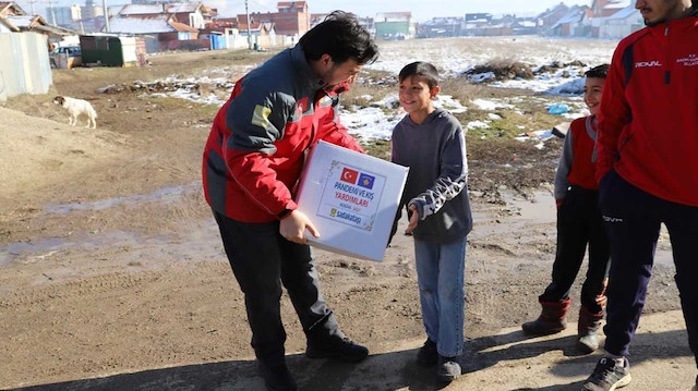 Kosova'da Sadakataşı yardım ekibi gıda ve yakacak dağıtımları gerçekleştirdi.