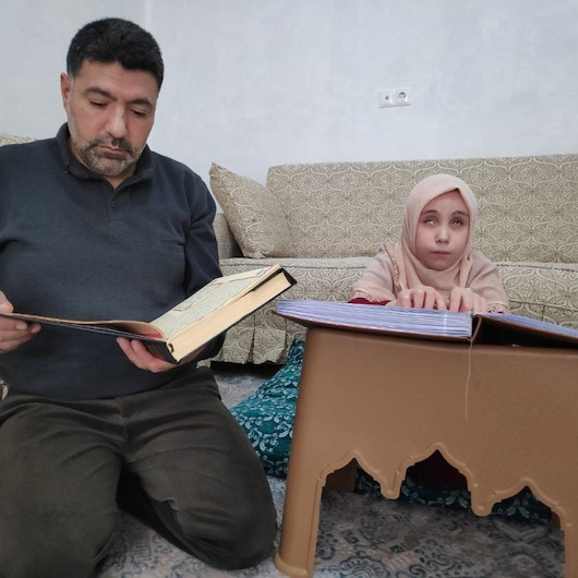Uzaktan eğitimle Kuran okumayı öğrenen görme engelli Esmanur şimdi de hafız olmayı istiyor