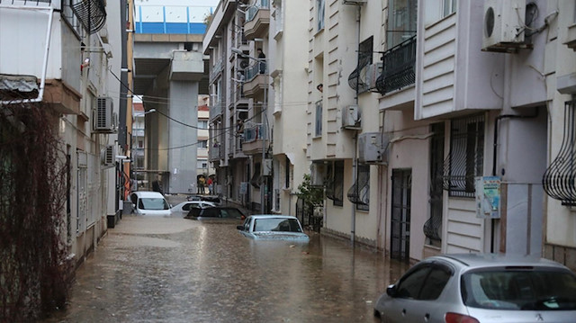 İzmir'de etkili olan yağış sonrası sokakların hali.