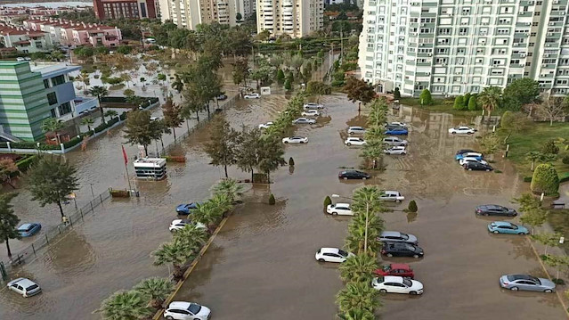 İzmir'deki sel felaketinde 2 kişi hayatını kaybetti. 