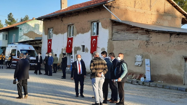 Aşağıyenice köyündeki baba evi Türk bayrakları ile donatıldı