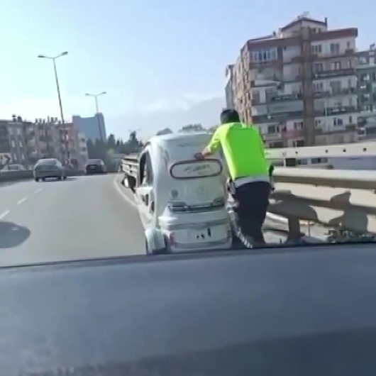 Trafik polisinden gönülleri fetheden davranış: Engelli vatandaşın elektrikli aracını metrelerce itti