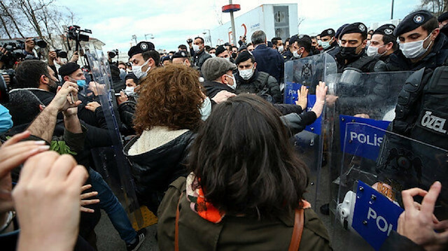 Kadıköy'deki gösterilerde gözaltına alınanlardan 10 kişinin öğrenci olmadığı belirlendi.

