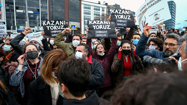 Kadıköy'de Boğaziçi Üniversitesindeki gösterilere destek için toplanan vatandaşlara polis müdahale etti.