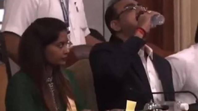 Hintli yetkili, bütçe toplantısı sırasında su şişesi sanarak dezenfektan içti.