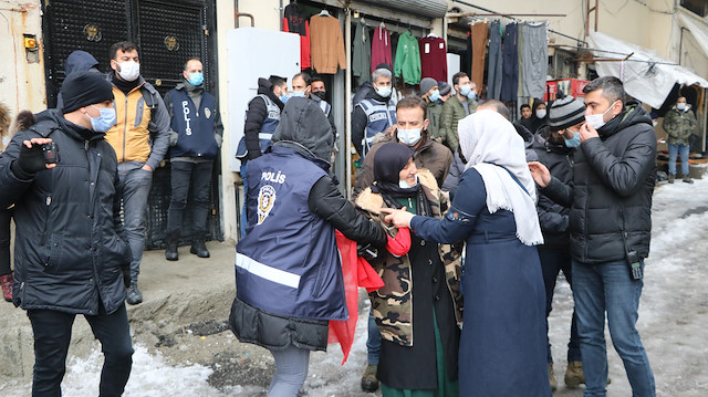 Aileler, ellerinde Türk bayrakları ve pankartlarla ‘Kürt-Türk kardeştir HDP kalleştir’ sloganları atarak HDP il binası önüne doğru yürüdü.