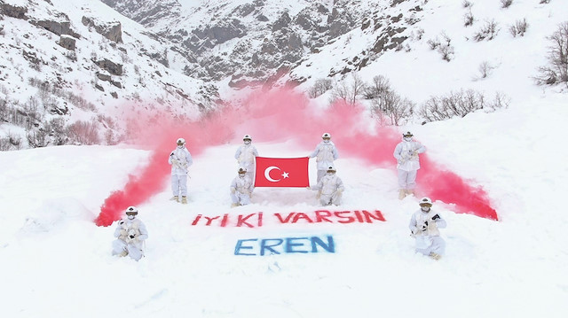 Operasyonda görevli bir grup komando Munzur Dağları’nda kar üzerine sprey boyayla “İyi ki varsın Eren” yazıp Türk bayrağı açarak şehit Eren Bülbül’ü andı.