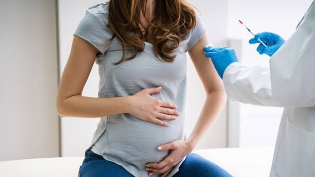 Uzmanından hamileler ve emziren annelere öneri: Güvenle 'COVID-19 aşısı' yaptırabilirsiniz