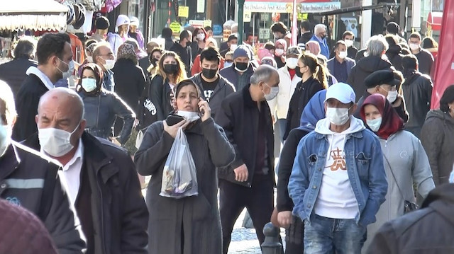 Kovid-19'da salgının seyri tedbirlere uyum ve toplumsal aşılama oranlarına bağlı.
