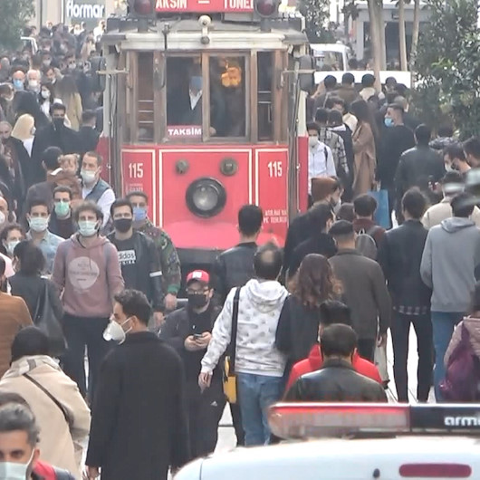 İstiklal Caddesi tıklım tıklım: Ne maske var ne mesafe