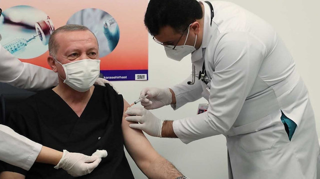 Cumhurbaşkanı Erdoğan’a Kovid-19 aşısının ilk dozu uygulandı.
