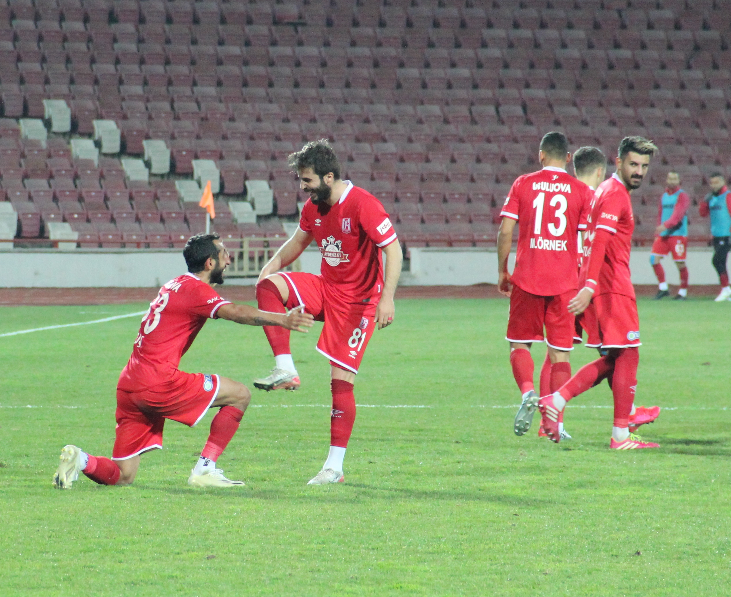 Taşkın Çalış'ın (81) takım arkadaşıyla yaşadığı gol sevinci.