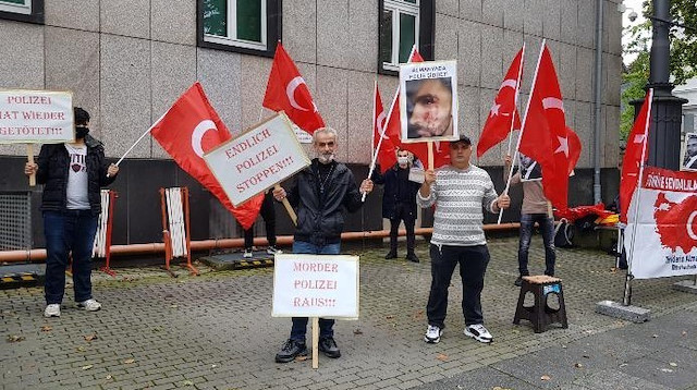 Wuppertal kentinde polis şiddeti protestosuna  Türk bayrağı direğiyle katılan gurbetçi Murat Güneş gözaltında alındı.