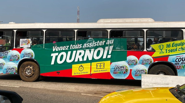 Futbol turnuvasının duyurusu otobüslerin üzerinde yer aldı.