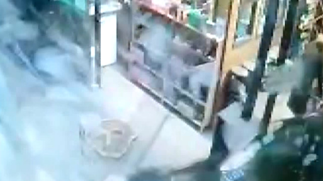 Bursa'da otomobilini park etmeye çalışan sürücünün kafeye girdiği anlar kamerada