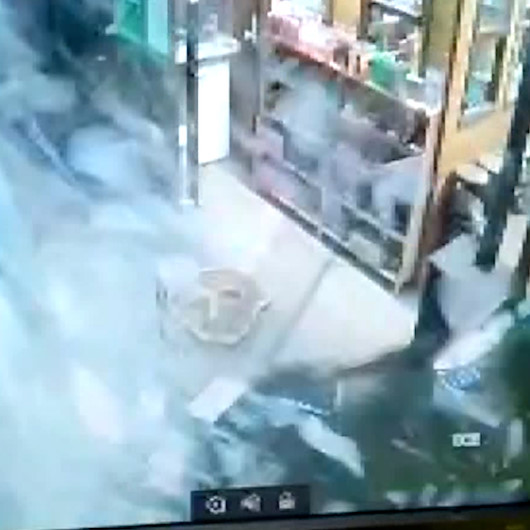 Bursada otomobilini park etmeye çalışan sürücünün kafeye girdiği anlar kamerada