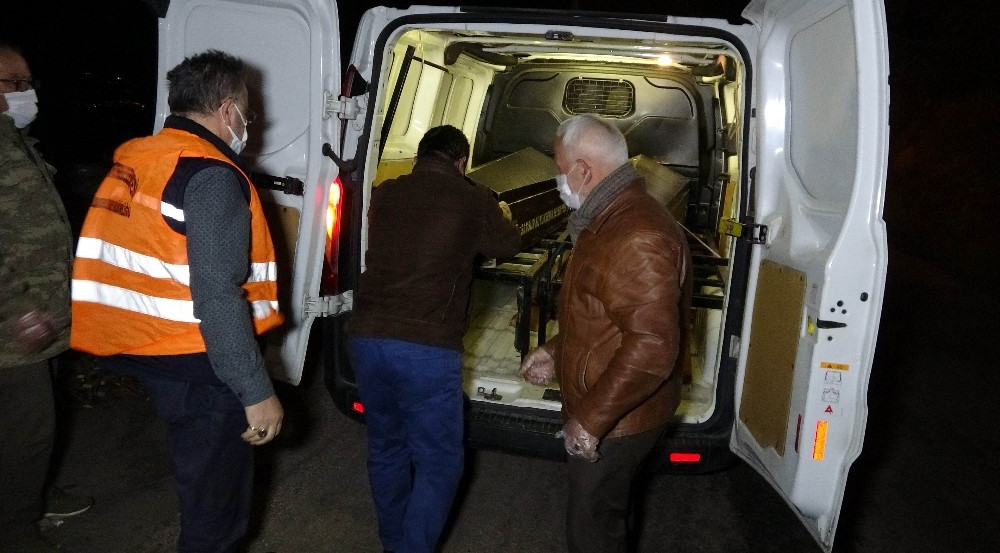 Bıçakladığı ağabeyine pişman olup kalp masajı yaptı ancak kurtaramadı.