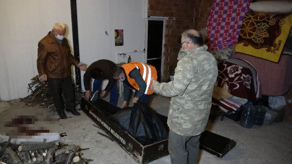 Bıçakladığı ağabeyine pişman olup kalp masajı yaptı ancak kurtaramadı.