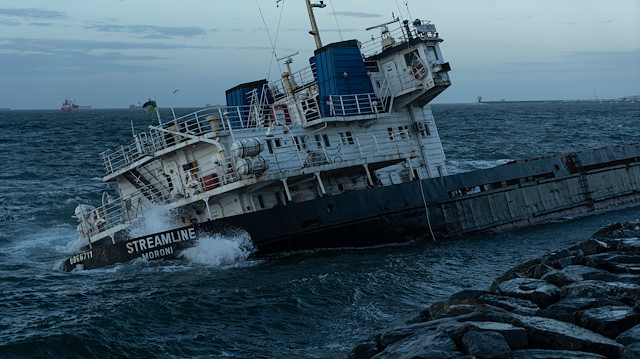 Marmara Denizi'nde şiddetli fırtınanın etkisiyle geçtiğimiz hafta, Zeytinburnu, Ahırkapı'da Morini Limanına kayıtlı ve Comoros Bayraklı "STREAMLINE" isimli kargo gemisi karaya sürüklenmişti.