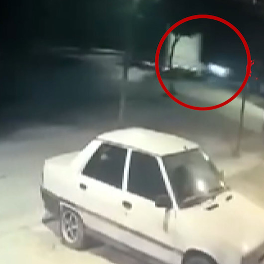 Otomobille kamyonetin kafa kafaya çarpıştığı kaza kamerada