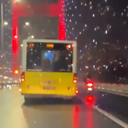 İETT şoförü fırtınada köprüden geçemeyen motosikletliye kalkan oldu