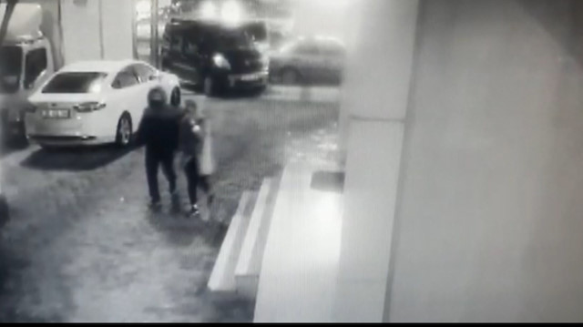 Şiddetli fırtınada düşen balkon camından saniyelerle kurtuldular
