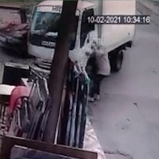İzmirde yaşlı kadın kaza yapan iki aracın altında kalmaktan son anda kurtuldu