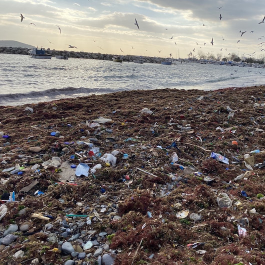 Kadıköy Suadiye Sahilindeki çöpler kıyıya vurdu