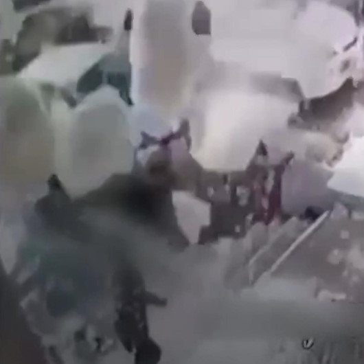 Çatıda biriken kar kütlesi çocuğun üzerine düştü