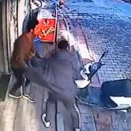 Kağıthanede piknik tüpünün fiyatını beğenmeyen adam marketçiye saldırdı