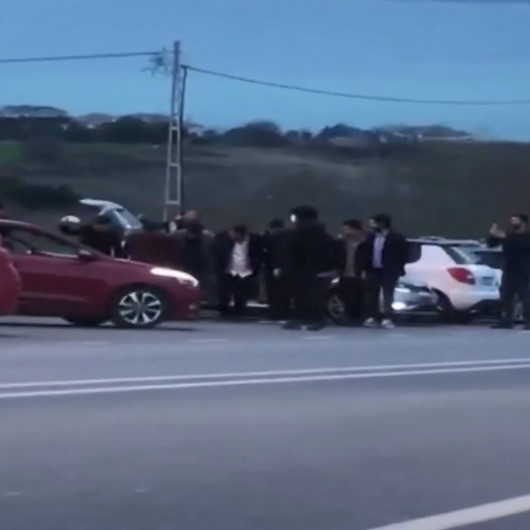 Beylikdüzünde yol kenarında maskesiz, mesafesiz halay