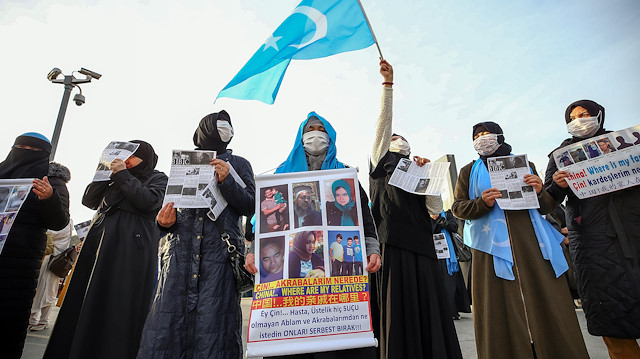 Uygur Türkleri, Çin konsolosluğu önündeki eylemlerini sürdürüyor. 