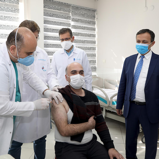 Yerli aşıda ilk doz gönüllüye uygulandı