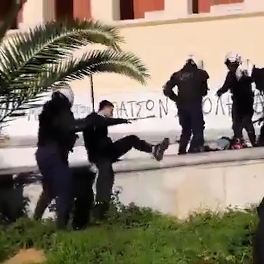 Atinada Yunan polisi üniversite kampüsüne girip öğrencileri copladı