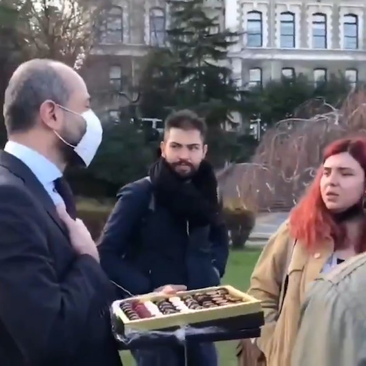 Boğaziçi Üniversitesi rektörü Melih Bulunun çikolata ikramına öğrencilerin tutumu damga vurdu