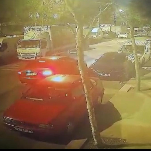 Esenlerde lüks aracın 20 bin liralık farlarını saniyeler içinde çalan hırsızlar kamerada