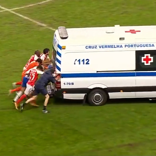 Saha içinde arızalanan ambulansı futbolcular iterek çıkardı