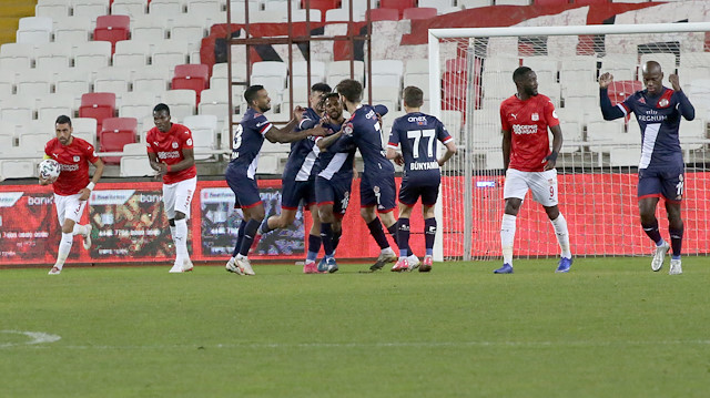 Antalyasporlu oyuncuların penaltı golü sonrası yaşadığı sevinç.