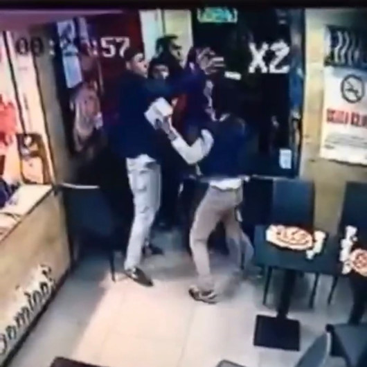 Kasımpaşada pizzacıda yumruklar havada uçuştu