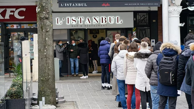 Lokantanın önünde onlarca metre kuyruk oluştu.