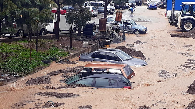 İzmir'deki yağış sonrası arabalar suya gömüldü