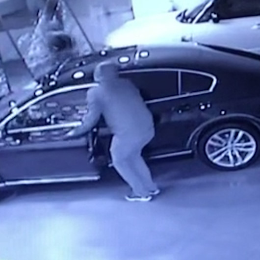 Bursada oto galerinin camını böyle kırıp 500 bin liralık lüks aracı böyle çaldılar