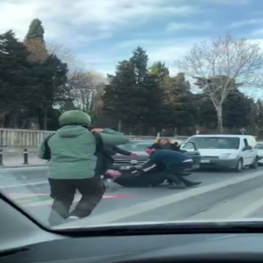 Zeytinburnunda yol verme kavgası araç kamerasına yansıdı