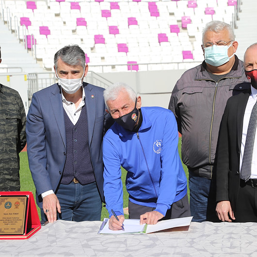 83lük antrenör, 58 yıllık takımıyla iki yıllık daha sözleşme imzaladı
