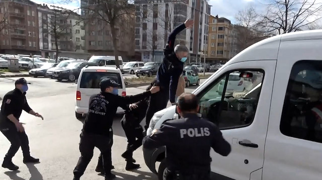 Fatsa Adliyesinde hareketli dakikalar: Zanlıyı taşıyan polis minibüsünün üstüne atladı