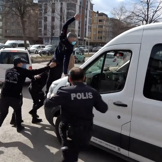 Fatsa Adliyesinde hareketli dakikalar: Zanlıyı taşıyan polis minibüsünün üstüne atladı