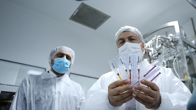 Sağlık Bakanı Fahrettin Koca, yerli koronavirüs aşısında insan üzerinde deneme aşamasına geçildiğini bu fotoğrafla duyurmuştu.