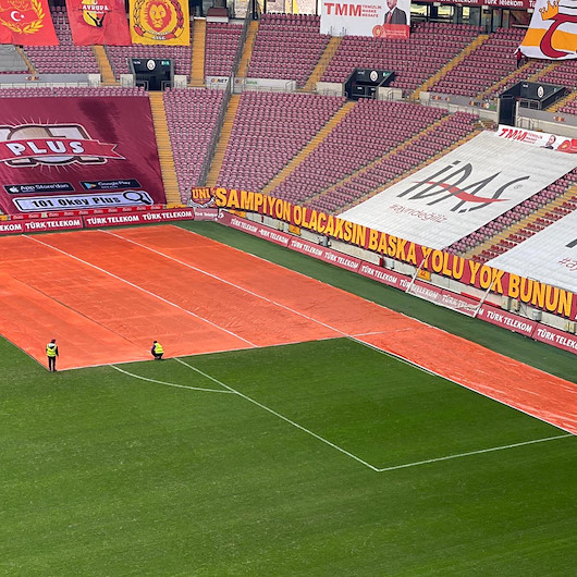 Kasımpaşa maçı öncesinde Galatasaray stadı zemininde kar önlemleri