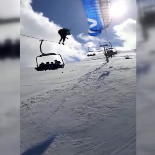 Yamaç paraşütçüsünün teleferik teline takılıp, yere çakılması kamerada